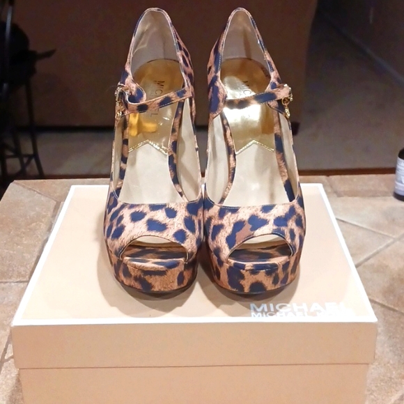 Shoes - Picture 1 of 2